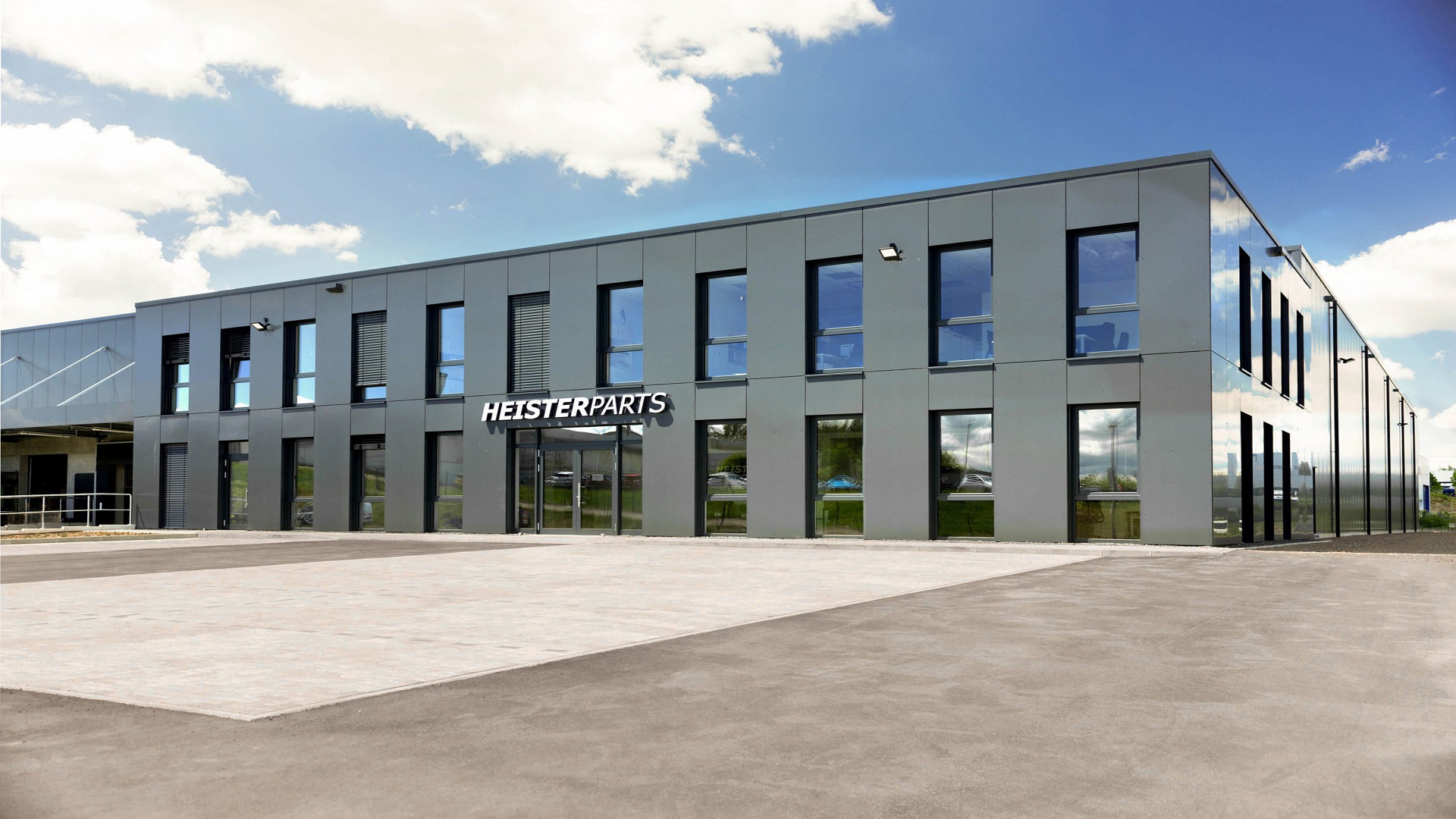 Eingang großes Firmengebäude Heisterparts mit Firmenlogo