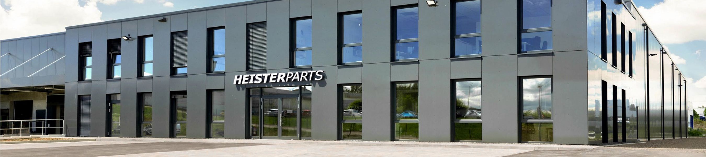 Heisterparts Eingang zum Gebäude mit Firmenlogo über der Tür