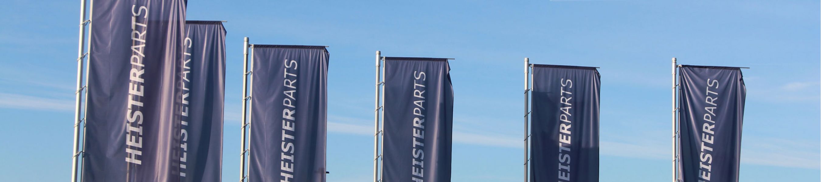 Fahnenmaste mit Fahnen mit Schriftzug Heisterparts