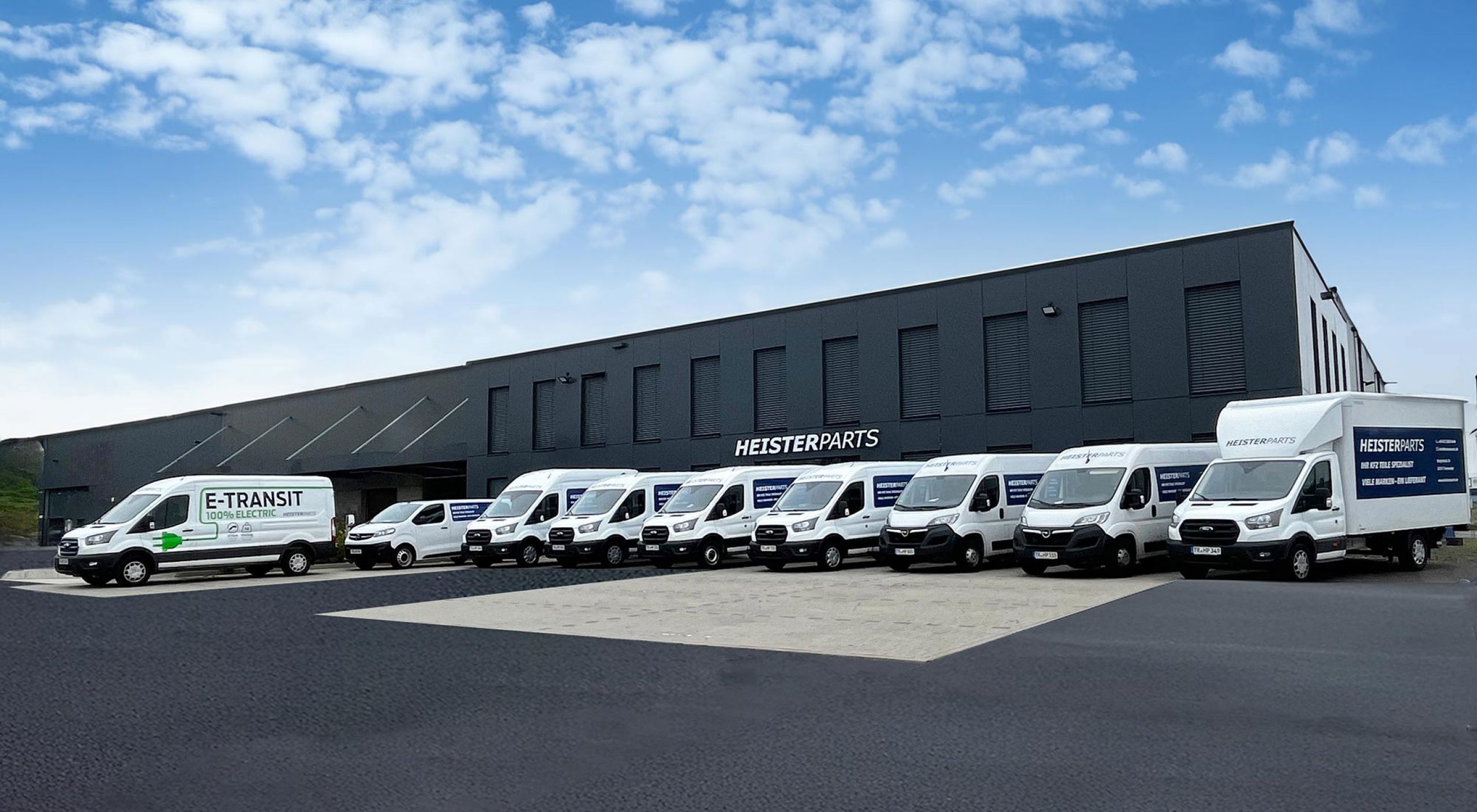 Fuhrpark Fahrzeuge in einer Reihe vor dem Gebäude von Heisterparts