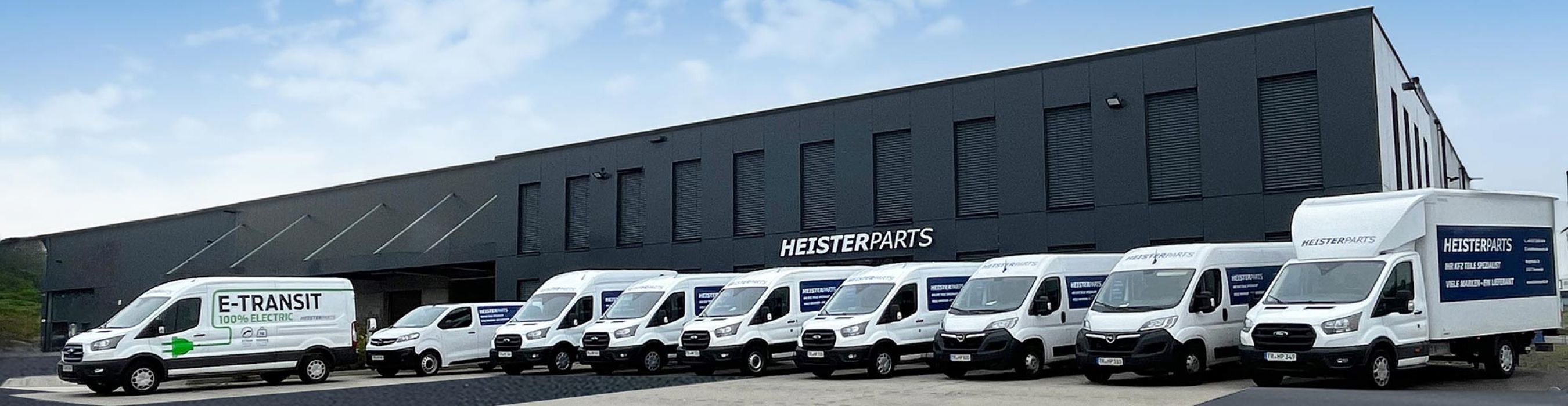 Fuhrpark Fahrzeuge in einer Reihe vor dem Gebäude von Heisterparts